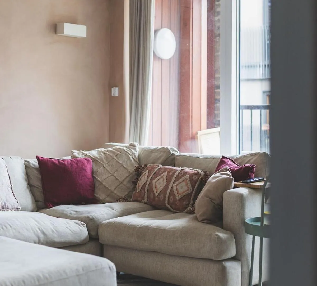 Charming 2-Bedroom Gem In A Trendy London Area