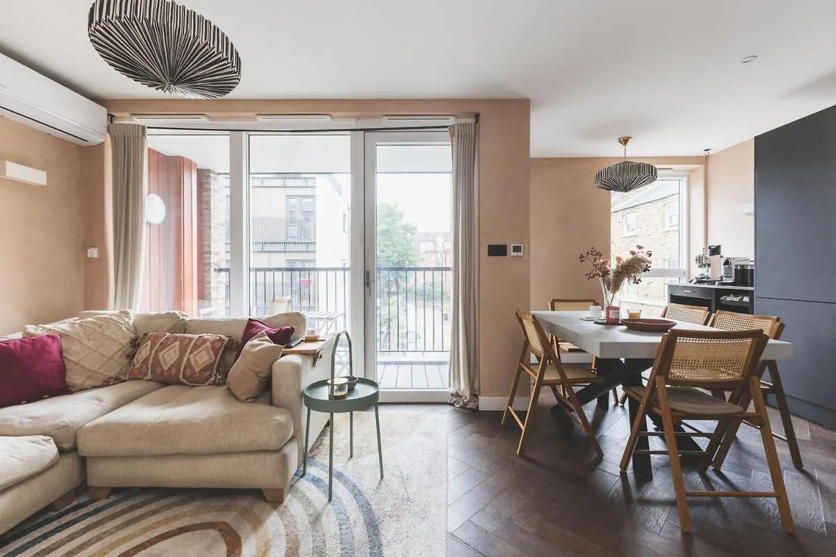 Charming 2-Bedroom Gem In A Trendy London Area